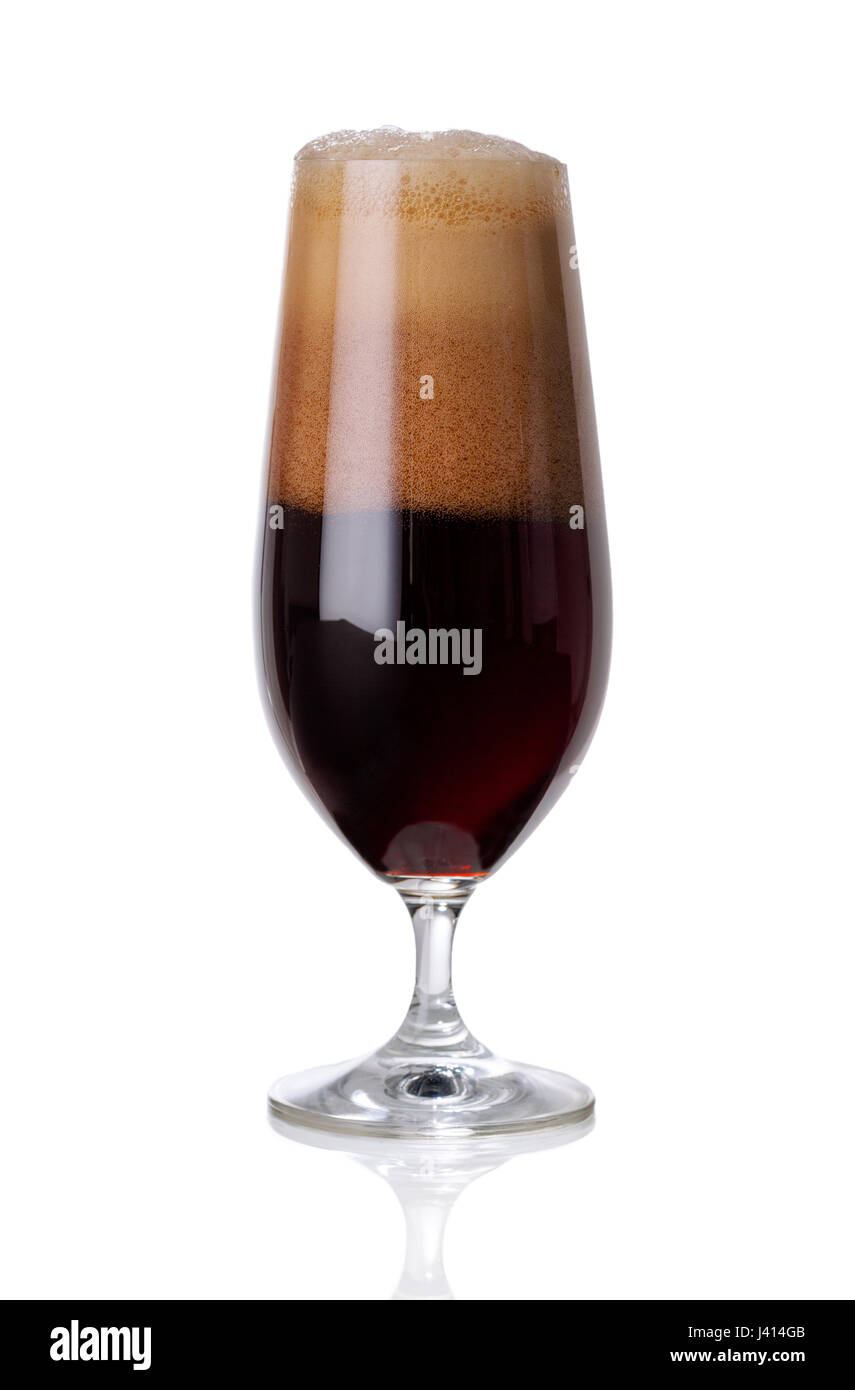 dunkle Kaltlicht Bier mit Schaum auf weißem Hintergrund Stockfoto