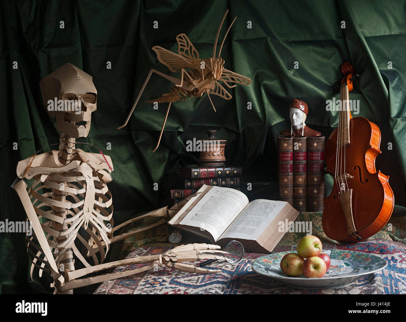 Vanitas-Stillleben mit Skelett, Bücher, Violine, Büste von Dante, Äpfel auf chinesischen Platte, gold Uhr, Baskerville BCP bei St Stephen Tag öffnen. Stockfoto