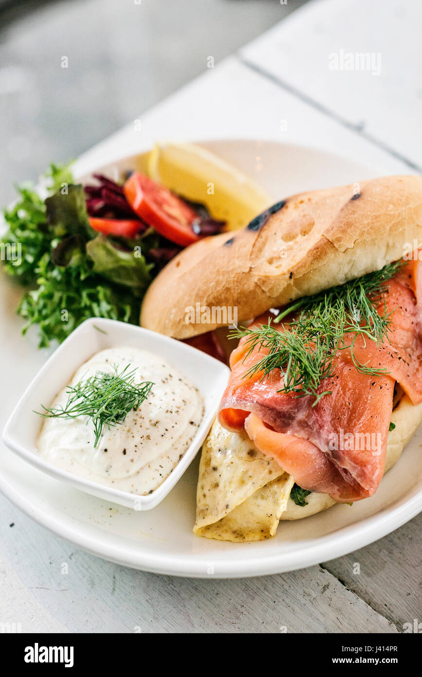 skandinavische gesunde frisches geräuchertes Lachses Sandwich mit Ei ...