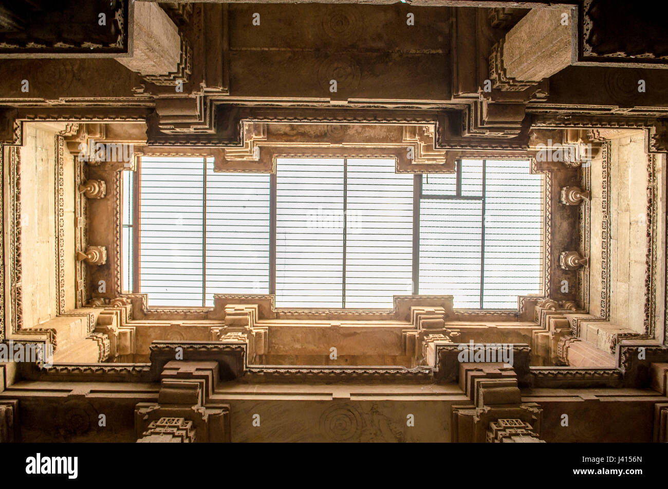 Adalaj Stufenbrunnen hohen Säulen-Indian Heritage touristischen Ort, Ahmedabad, gujarat Stockfoto