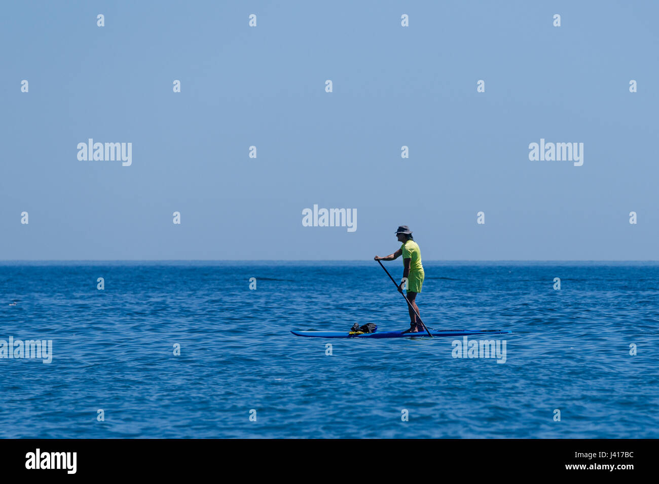 Paddling an der Costa Del Sol in Spanien Stockfoto