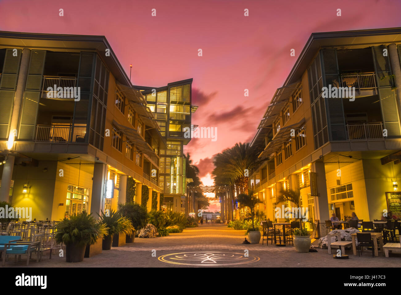 Sonnenuntergang über einer Fußgängerzone der Camana Bay, einer modernen Hafenstadt von Grand Cayman, Cayman Islands Stockfoto