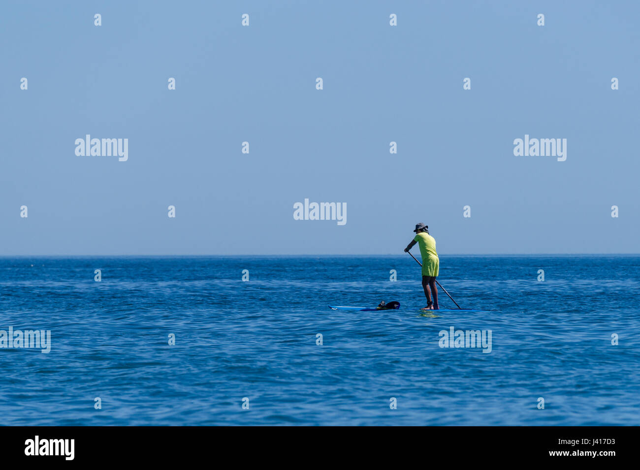 Paddling an der Costa Del Sol in Spanien Stockfoto