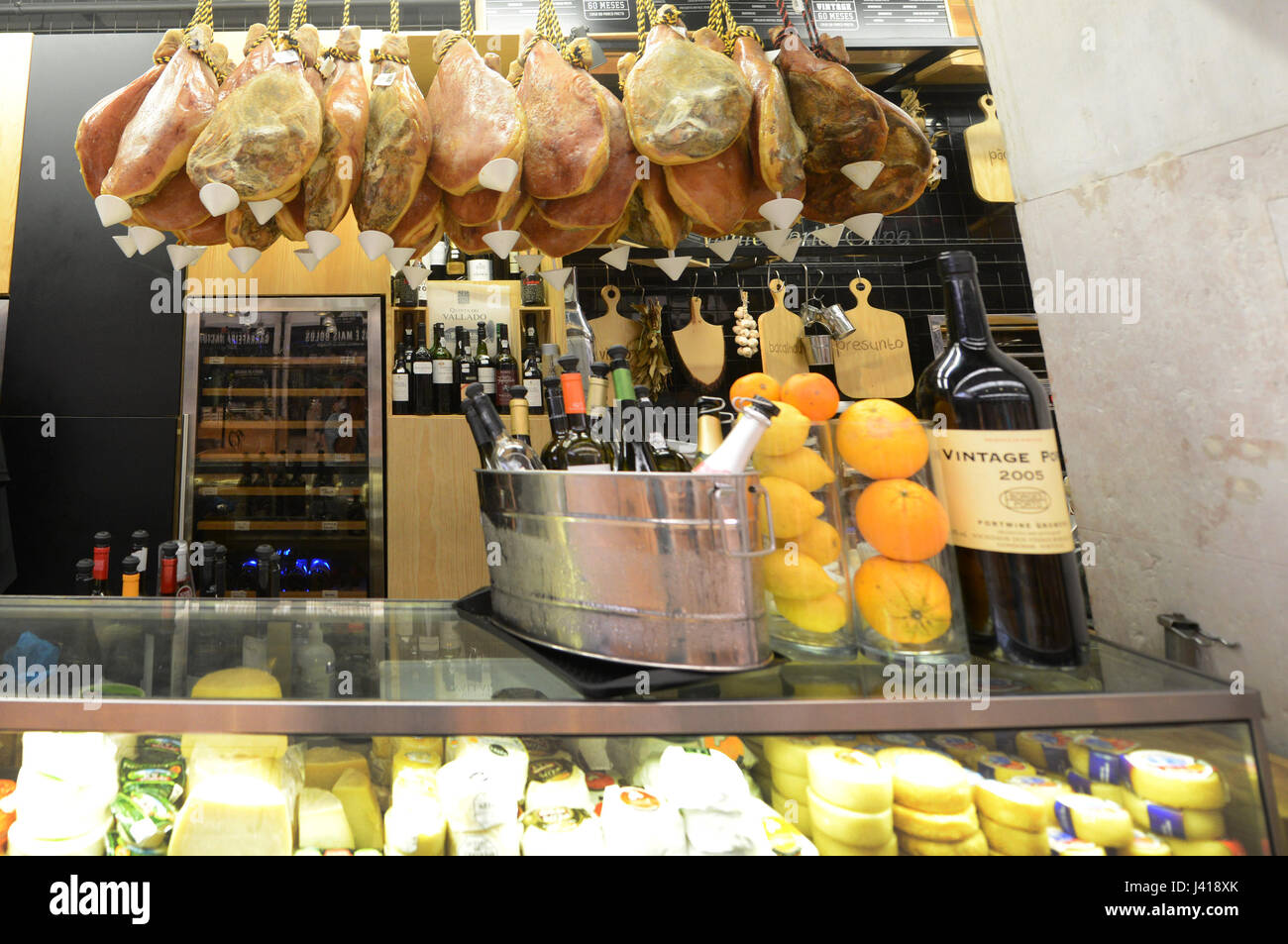 Time Out Markt Lisboa ist eine Lebensmittel-Halle befindet sich in der Mercado da Ribeira am Cais Sodre in Lissabon, Portugal. Stockfoto