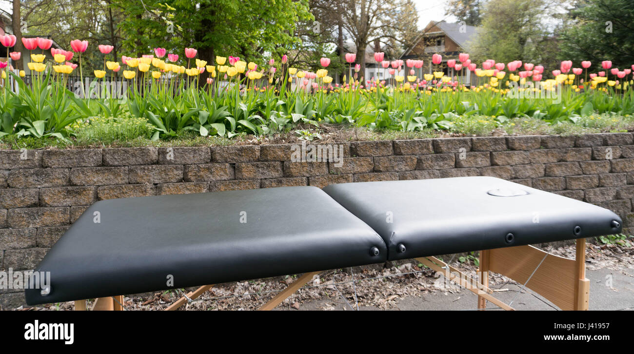 Massageliege im park Stockfoto