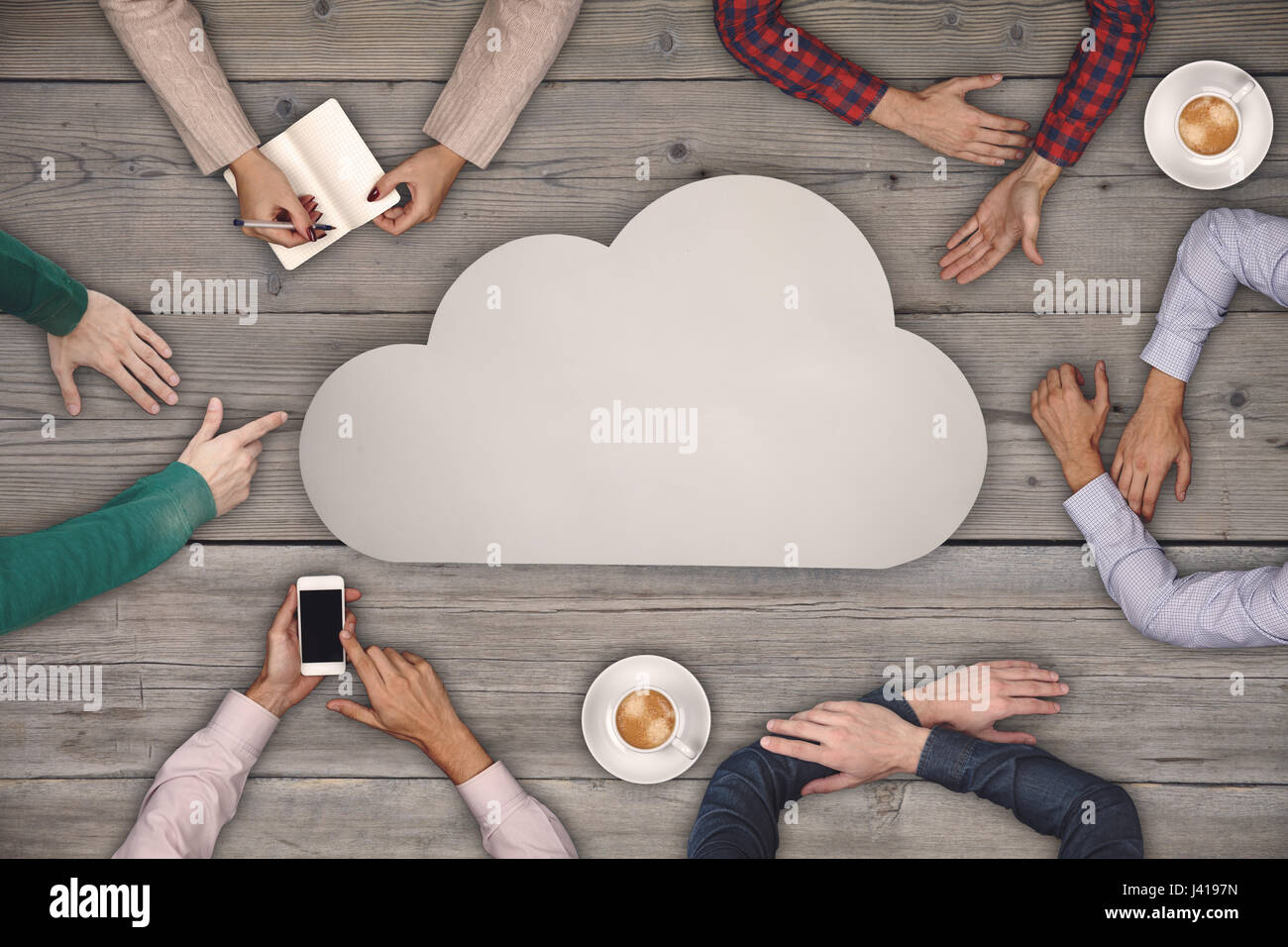 Teamarbeit-Konzept - Draufsicht Group of People und Cloud-Symbol auf Holztisch. Stockfoto