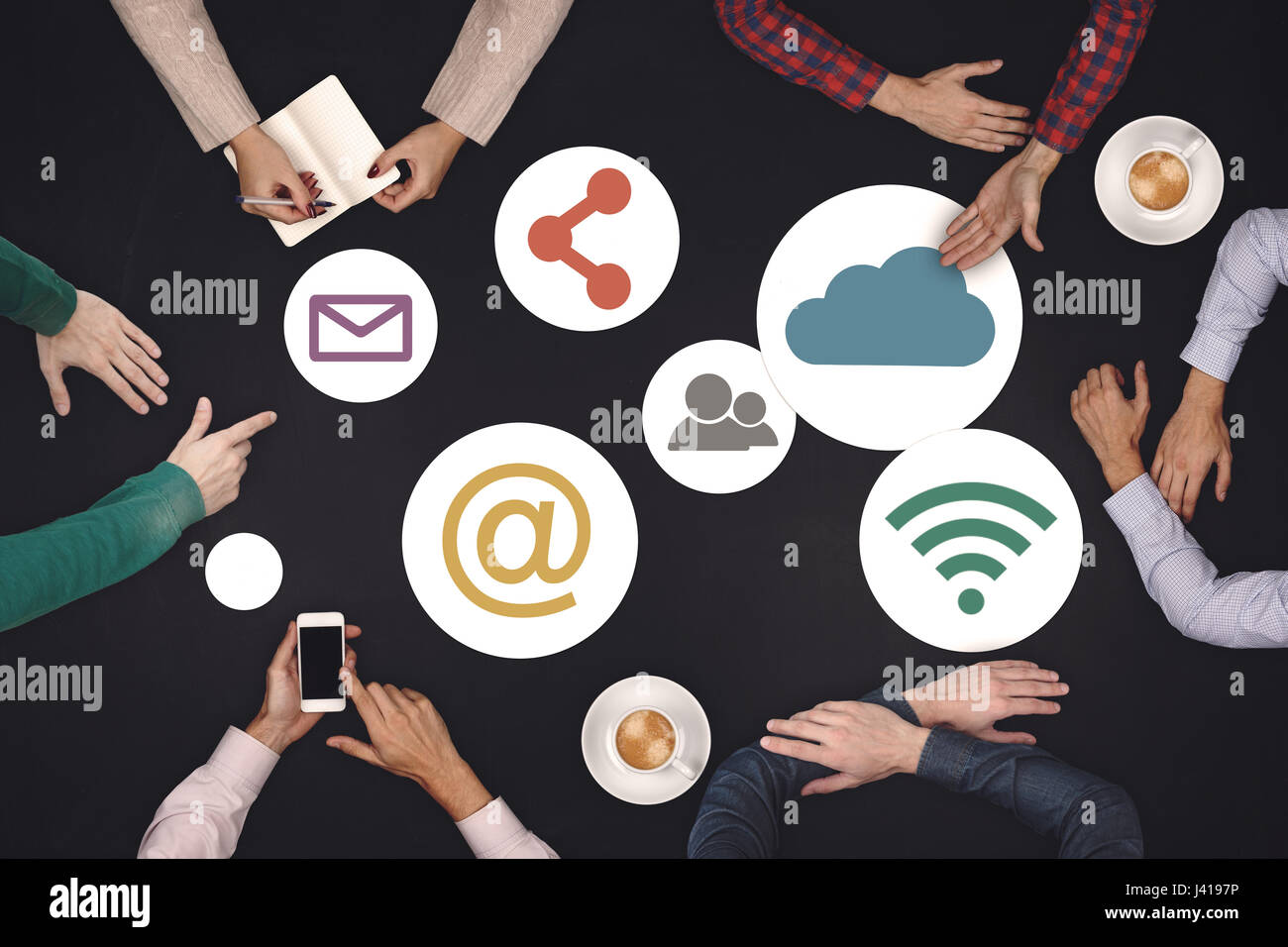 Teamarbeit-Konzept - Draufsicht von sechs kreative Mitarbeiter Social Media Icon-Konzept Stockfoto