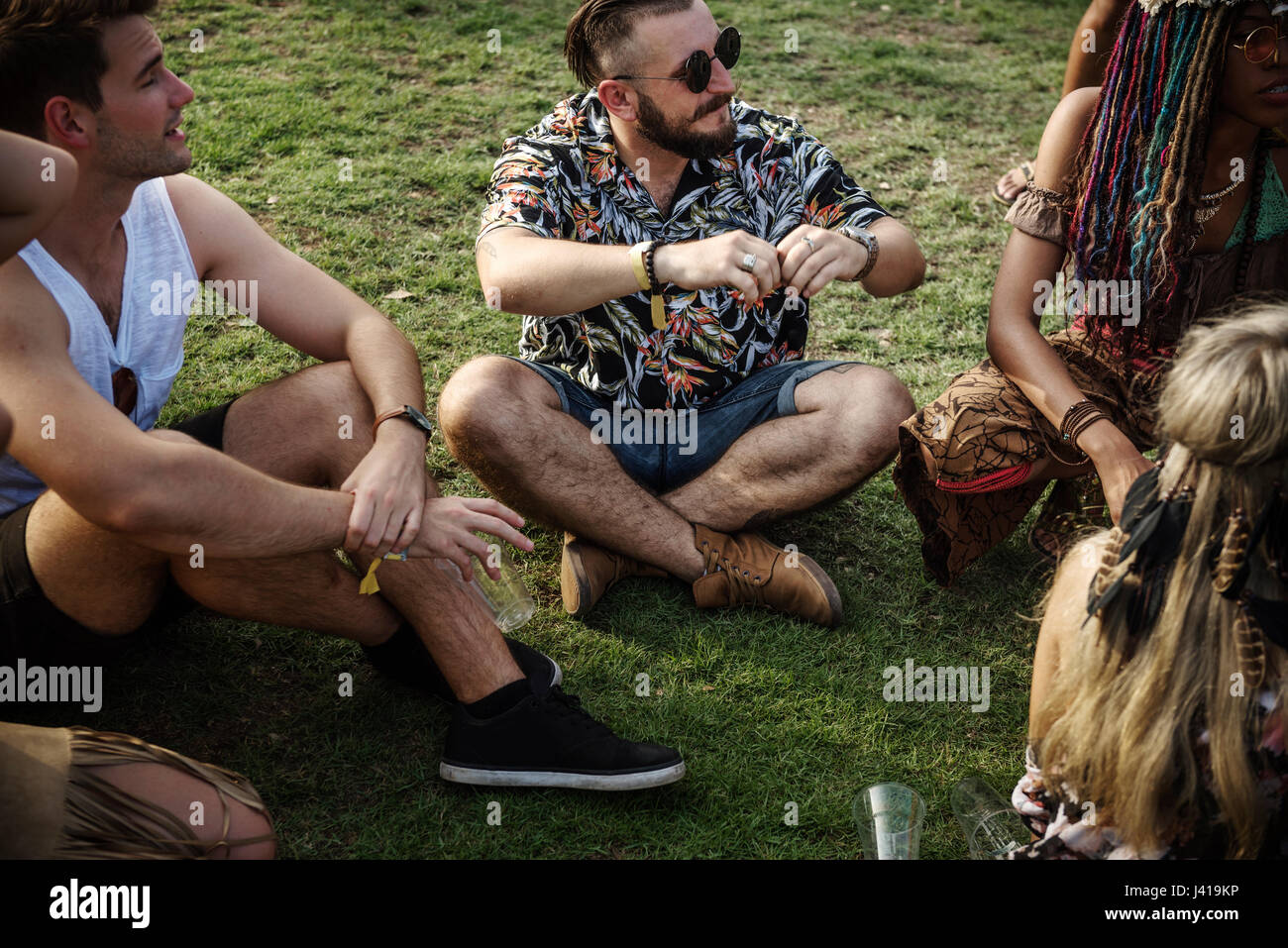 Menschen, die genießen, miteinander reden, auf Musik Konzert Festival Stockfoto