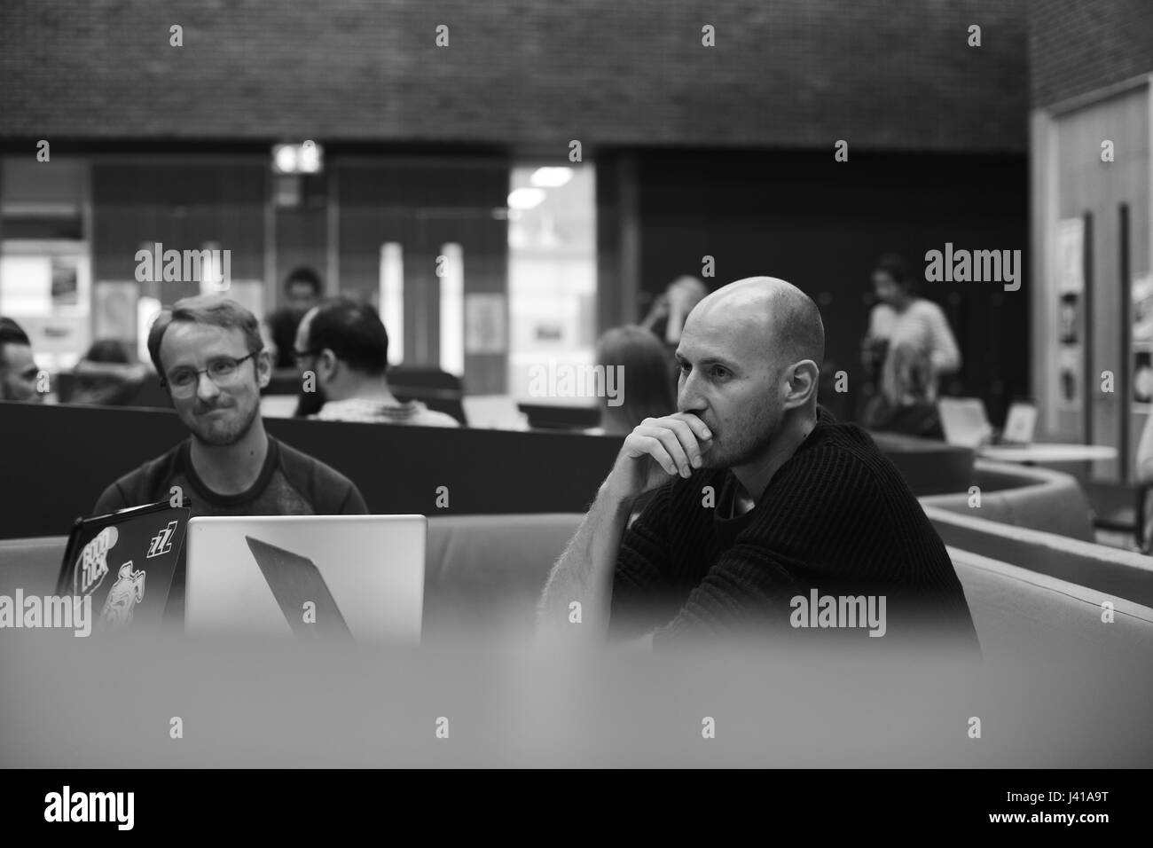 Startup-Unternehmen Team Brainstorming auf die Erfüllung der Werkstatt Stockfoto