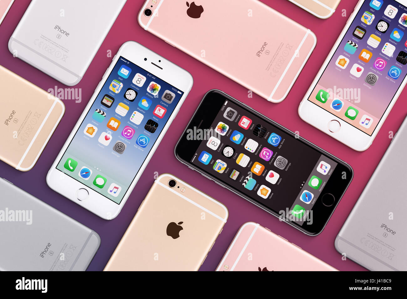 Reihe von bunten Apple iPhones 6 s flach legen Draufsicht mit iOS 10 auf dem Bildschirm Stockfoto