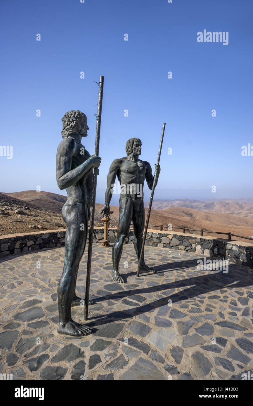 Bronze Figuren Warrier, König Ayose und Guize, Vega de Rio de Las Palmas, Straßenrand, Betancuria, Fuerteventura, Kanarische Inseln, Spanien Stockfoto