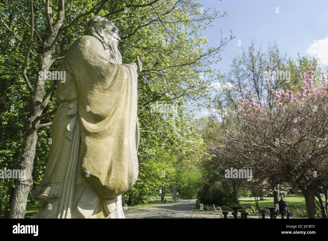 Kirschblüte im Garten der Welt mit KonfuziusStatue, Freizeitpark