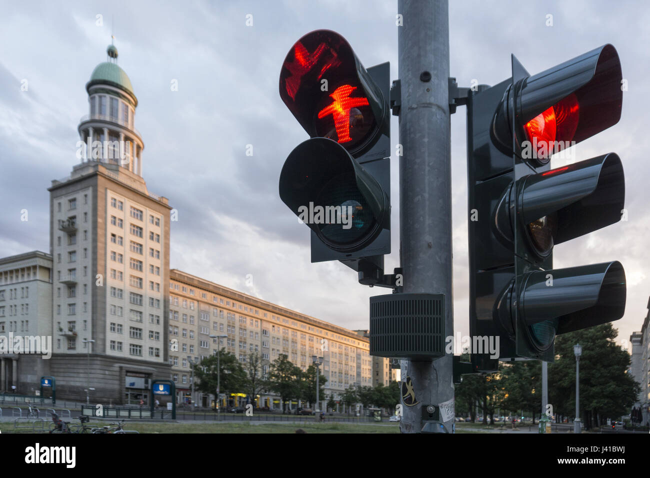Ampel zeigt rote Mann, Frankfurter Tor, Friedrichshain, Berlin, Deutschland Stockfoto