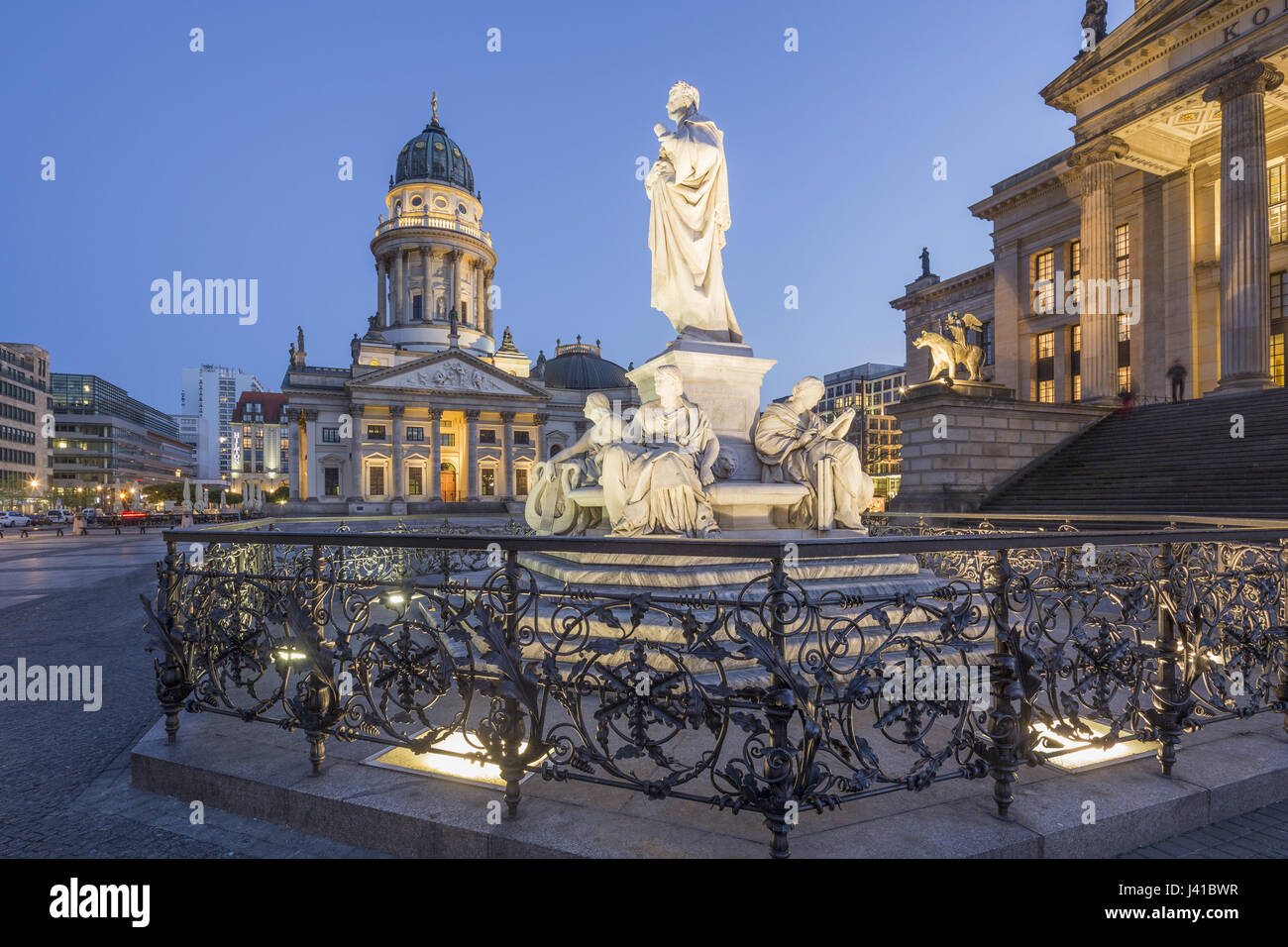 Schiller-Denkmal, mit Konzertsaal und französischen Dom, Gendarmenmarkt, Berlin, Deutschland Stockfoto