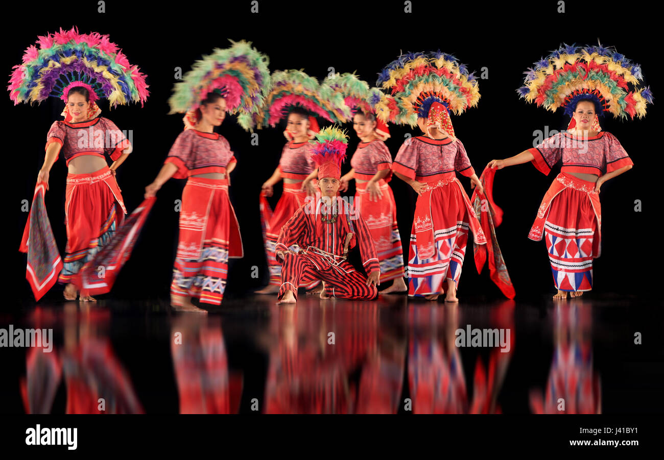 Tänzer in einer Show mit bunten Kostümen, Kultur, Unterhaltung, Villa Escudero, Manila, Luzon, Philippinen, Asien Stockfoto