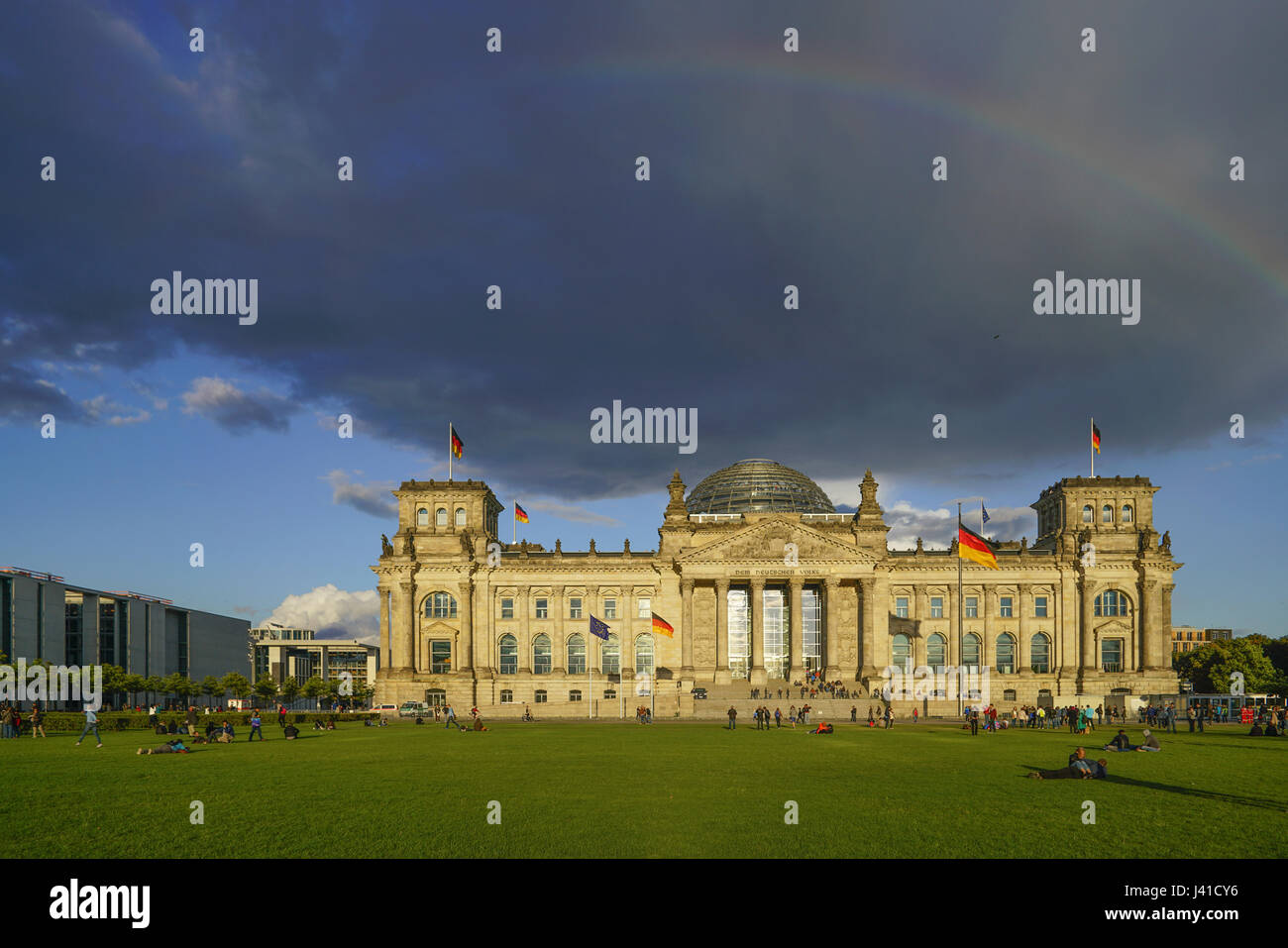 Regenbogen und Wolken über dem Reichstagsgebäude, Berlin, Deutschland Stockfoto