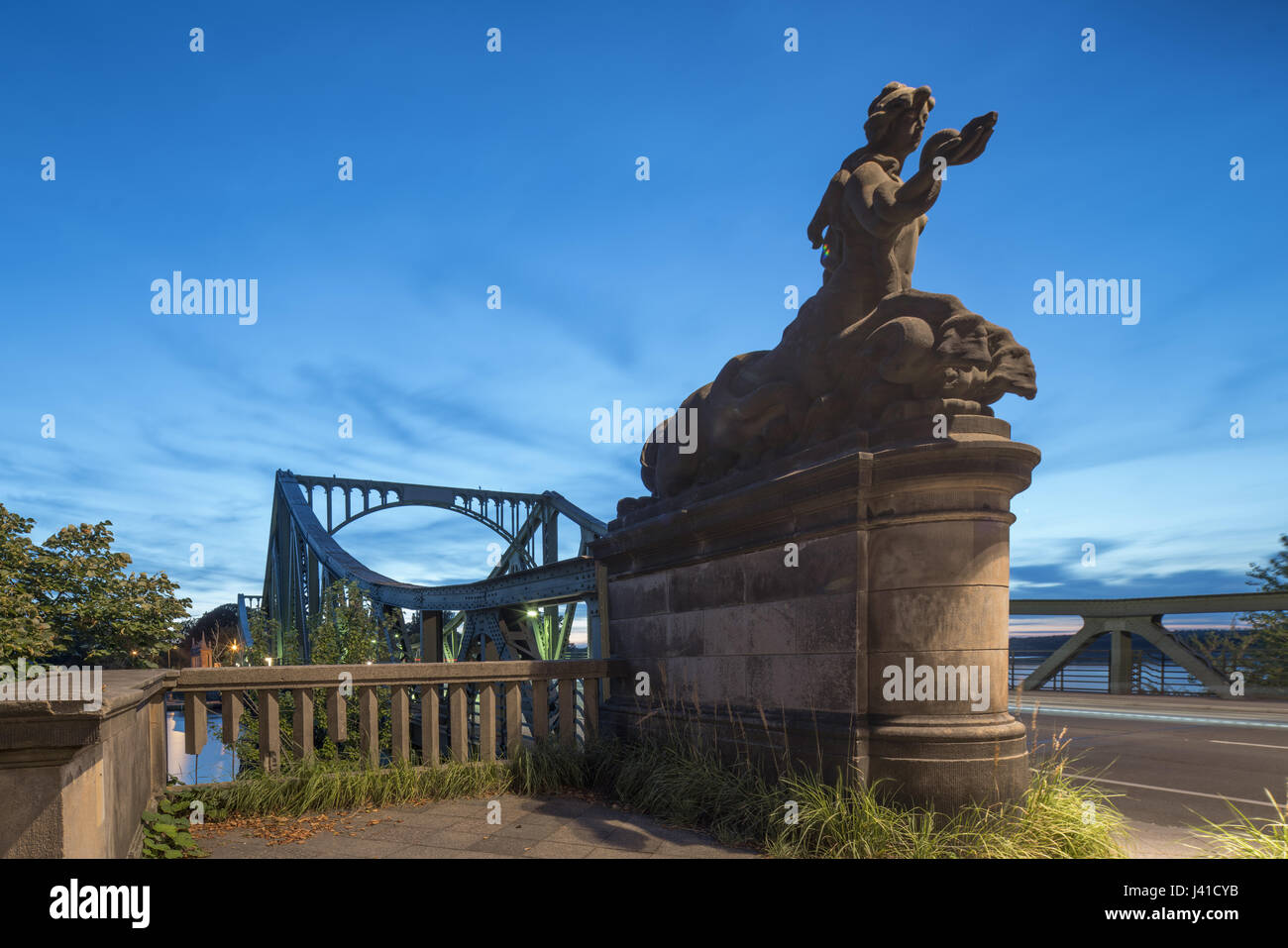 Glienicker Brücke bei Dämmerung, Potsdam, Brandenburg, Germany Stockfoto