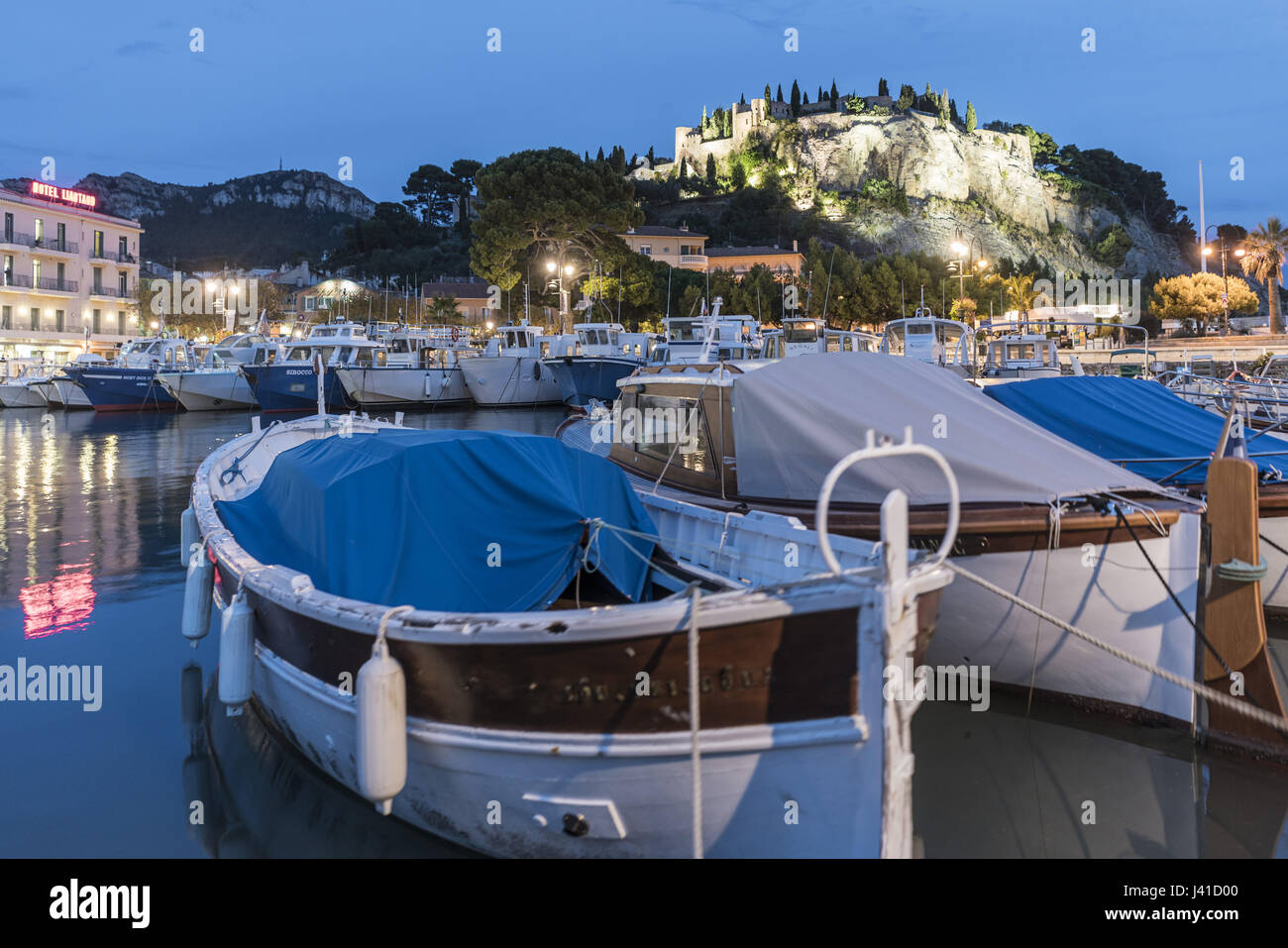 Cassis-Hafen mit Booten, Festung im Hintergrund, Cassis, Cote d Azur, Frankreich Stockfoto