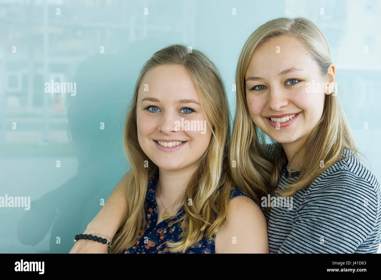 lächelnde junge Frauen, Schwestern, Deutschland Stockfoto