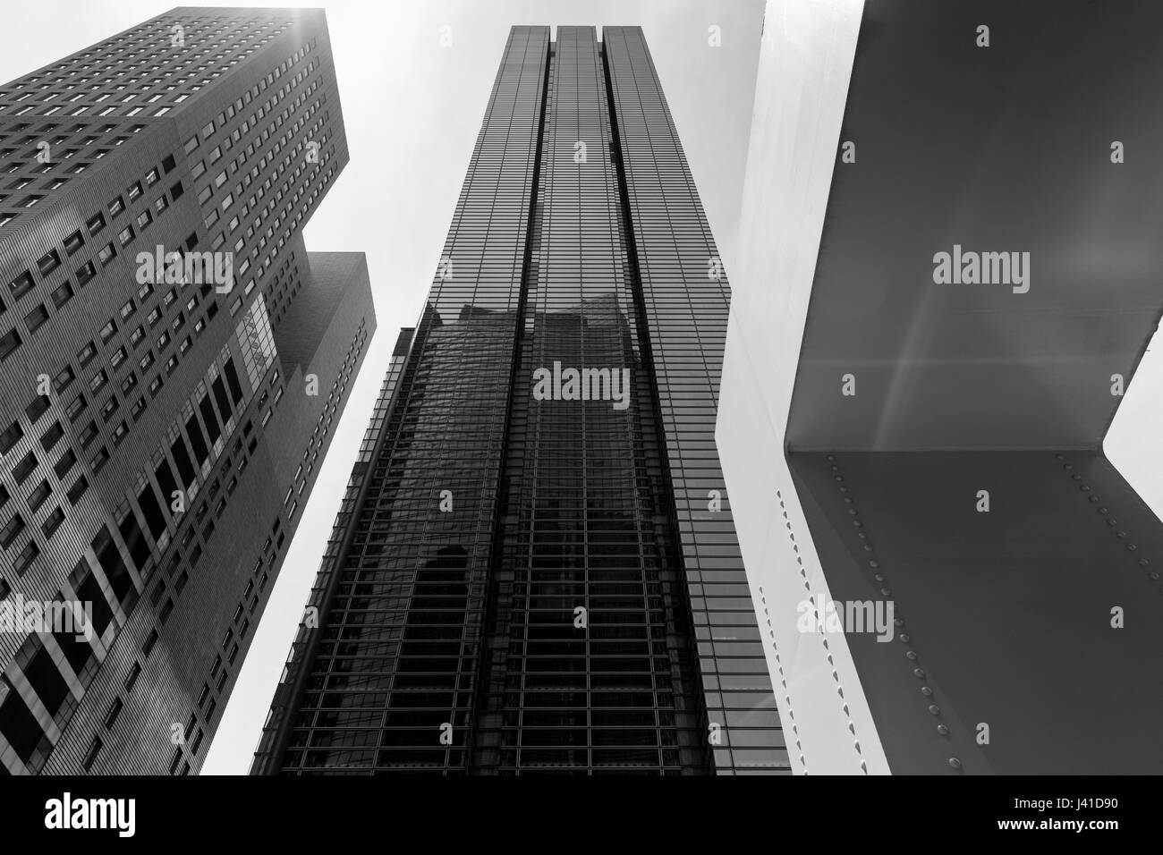 Zeitgenössische Architektur und Wolkenkratzer im Shimbashi, Tokyo, Japan Stockfoto