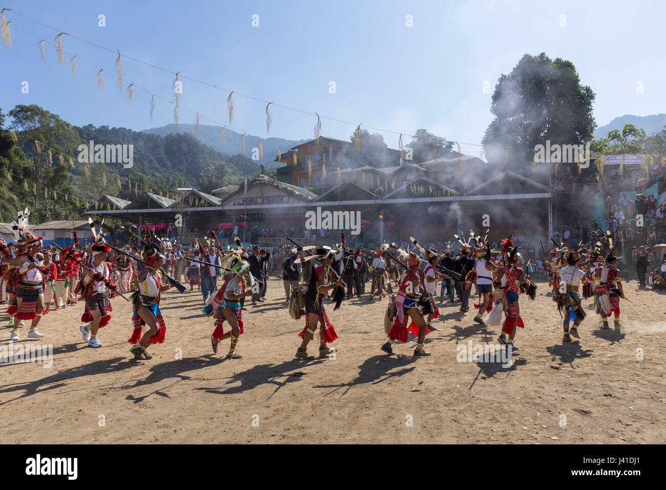 Darsteller tanzen an Chalo Loku Festival, Khonsa, tirap Bezirk, Arunachal Pradesh, Indien. Stockfoto