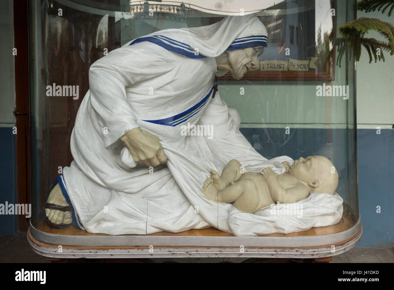 Statue von Mutter Theresa und ein Baby. Mutter Theresa Orphanage, Kolkata, Westbengalen, Indien Stockfoto