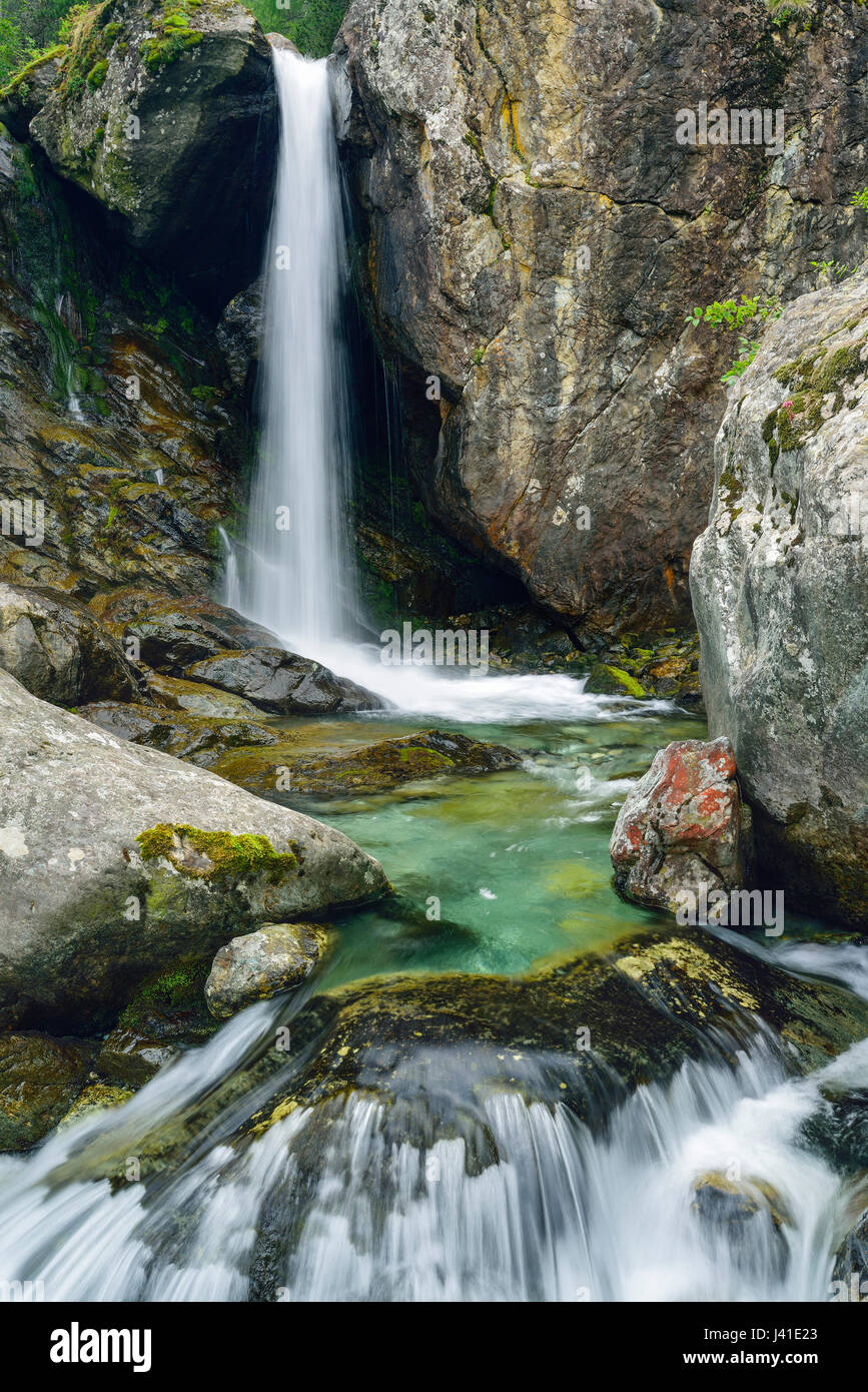 Wasserfall Kaskadierung über Geröll, natürlichen Park Mont Avic Graian Alpen Bereich, Aostatal, Aosta, Italien Stockfoto