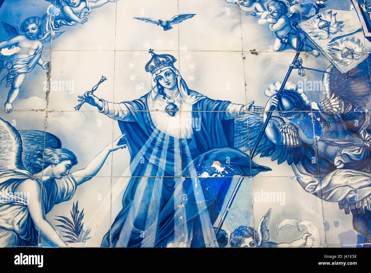 Portugal blauen Fliesen, Detail einer religiösen Szene in blau Azulejo-Fliesen, die das barocke Treppenhaus von Nossa Senhora Dos Remedios in Lamego schmücken. Stockfoto
