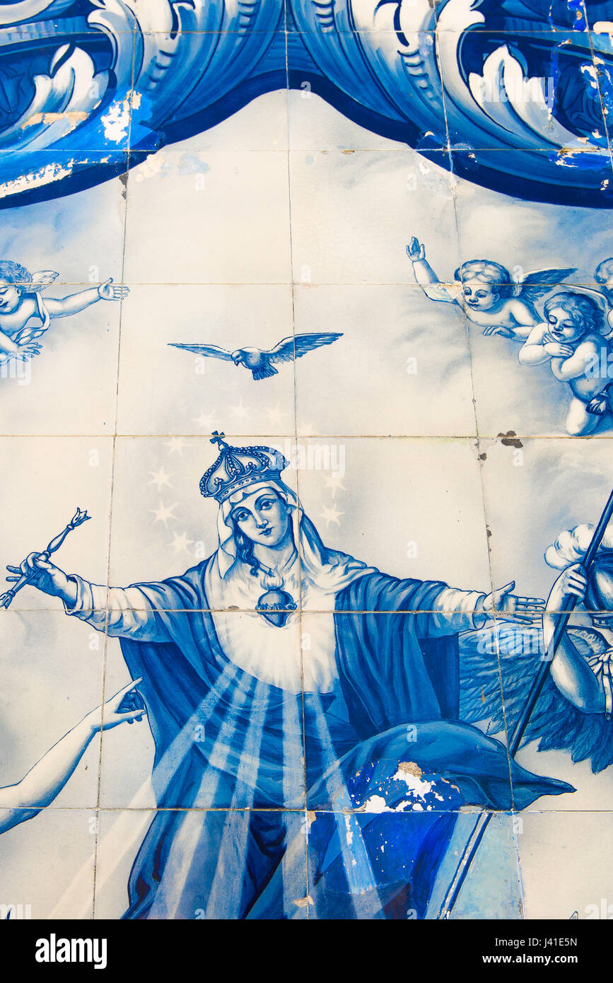 Portugal blauen Fliesen, Detail einer religiösen Szene in blau Azulejo-Fliesen, die das barocke Treppenhaus von Nossa Senhora Dos Remedios in Lamego schmücken. Stockfoto