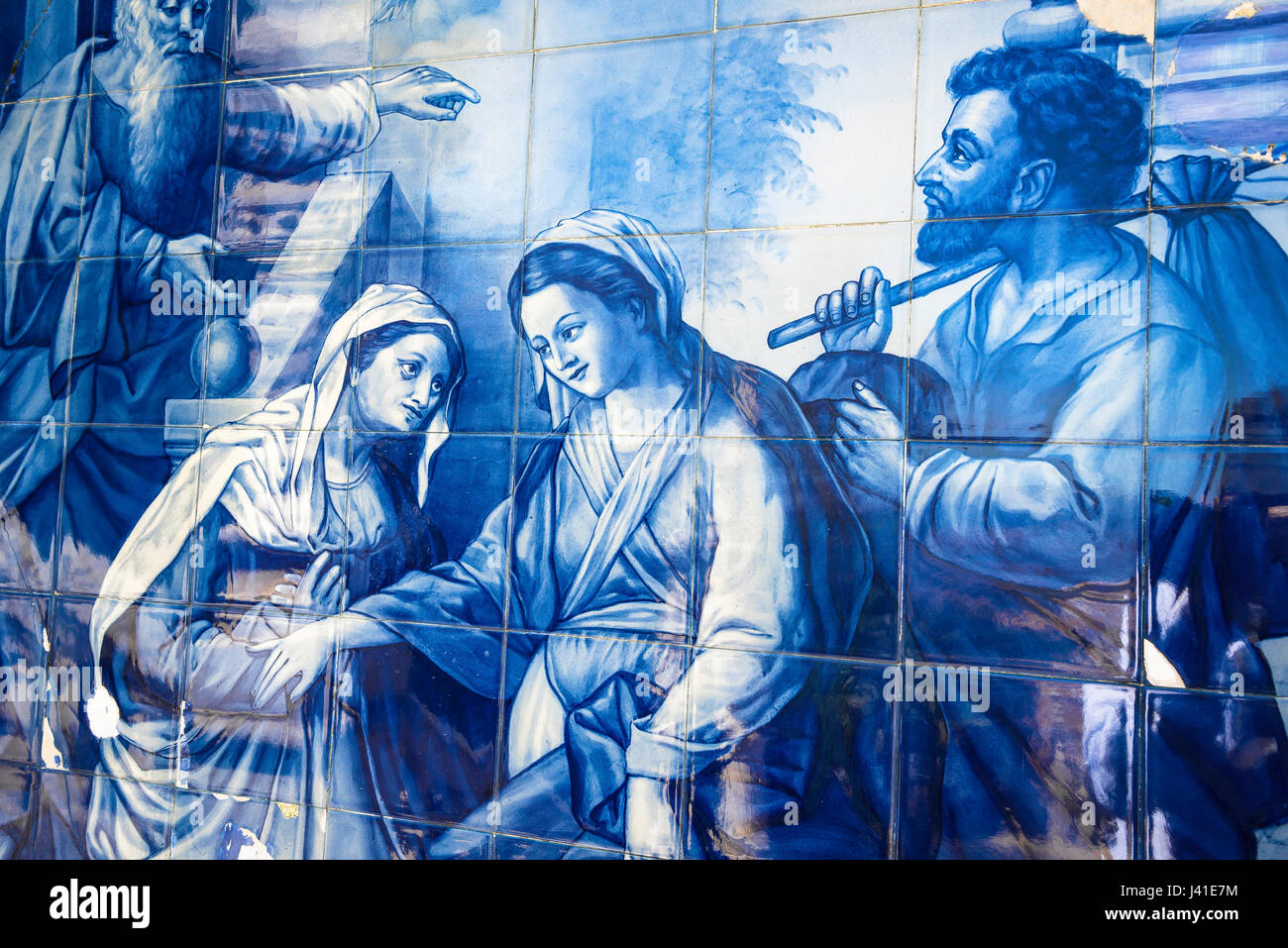 Portugal blauen Fliesen, Detail einer religiösen Szene in blau Azulejo-Fliesen, die das barocke Treppenhaus von Nossa Senhora Dos Remedios in Lamego schmücken. Stockfoto