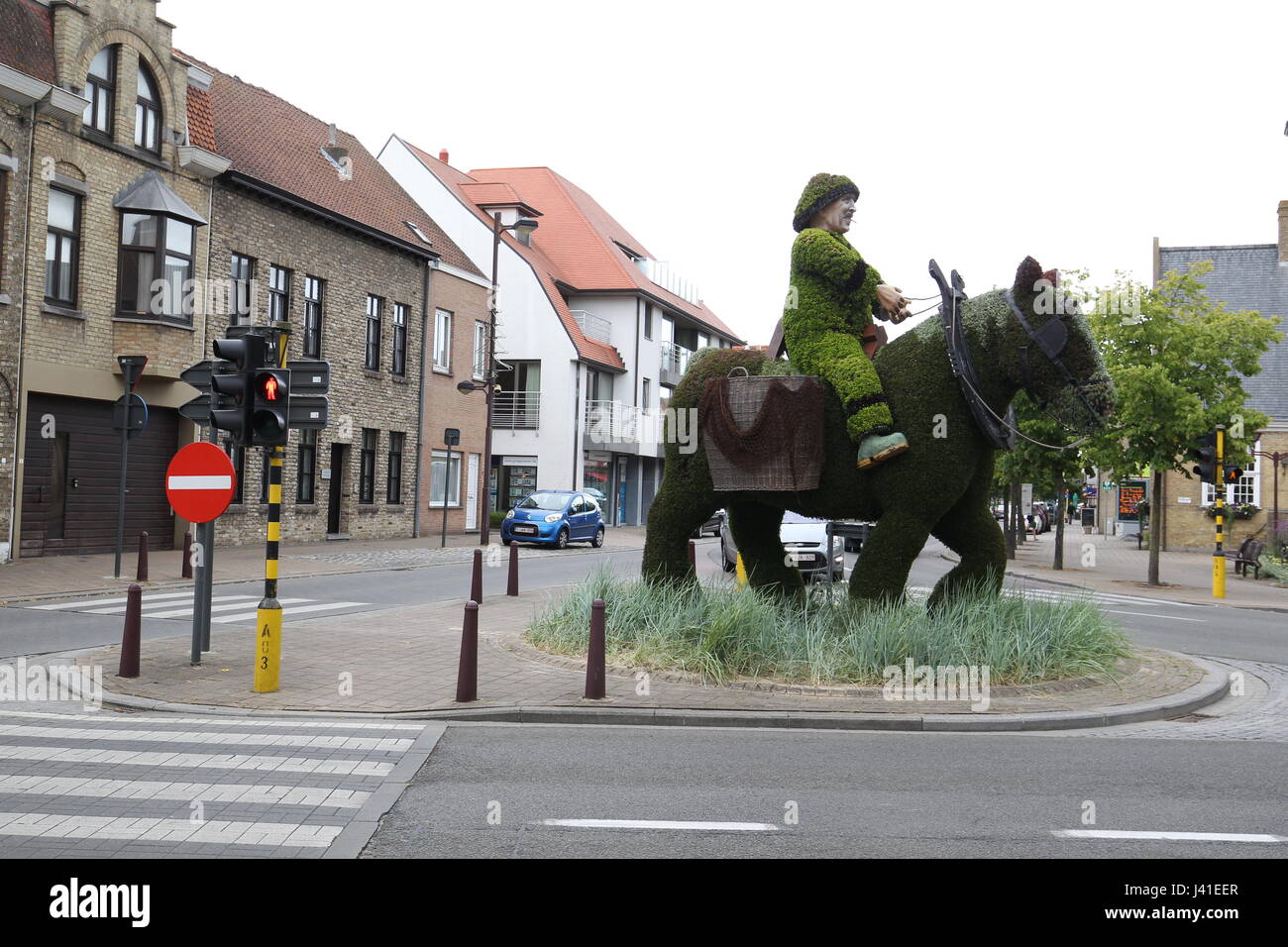 Garnelenfang auf dem Pferderücken ist immer noch in Oostduinkerke, Belgien praktiziert. Stockfoto