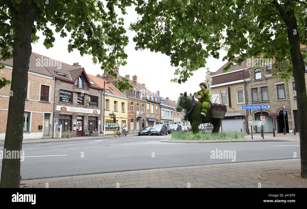 Garnelenfang auf dem Pferderücken ist immer noch in Oostduinkerke, Belgien praktiziert. Stockfoto