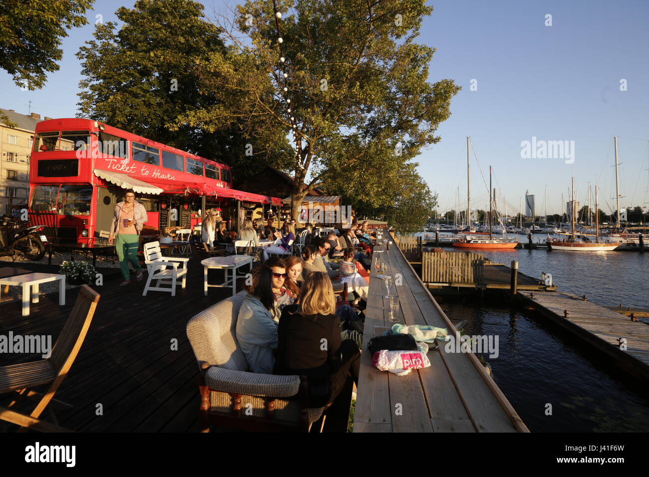 Bar und Restaurant Ticket to Heaven, Andrejosta Hafen und Yachthafen am rechten Flussufer, Fluss Daugava, Riga, Lettland Stockfoto