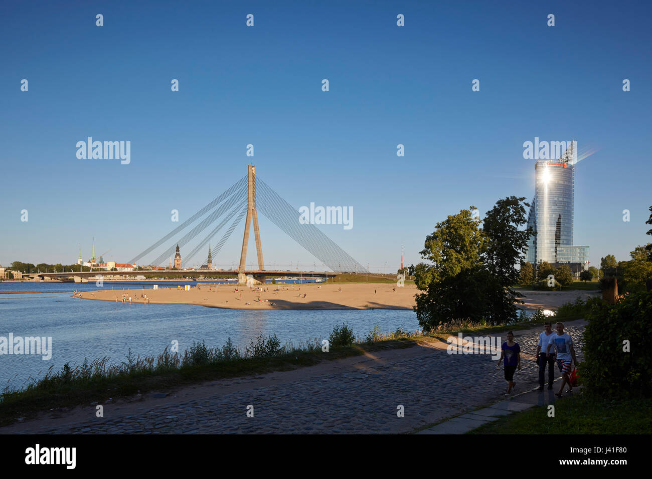 Strand von Kipsala Vansu kippt Brücke, Svedbank Büroturm der Sonnenstein rechts, Düna Fluss, Altstadt in den Rücken, Blick vom Kipsala, Riga, Lettland Stockfoto