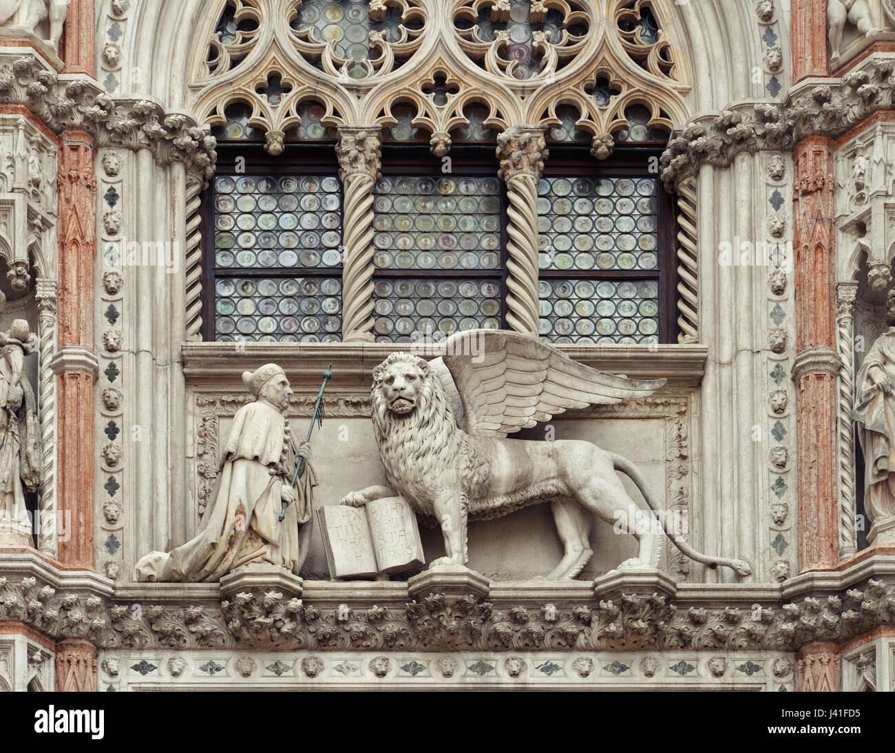 Der Doge Palast und Papier Tor (Porta della Carta). Skulpturen von den geflügelten Löwen und der Doge Francesco Foscari in St.-Markus Platz, Venedig, Ital Stockfoto