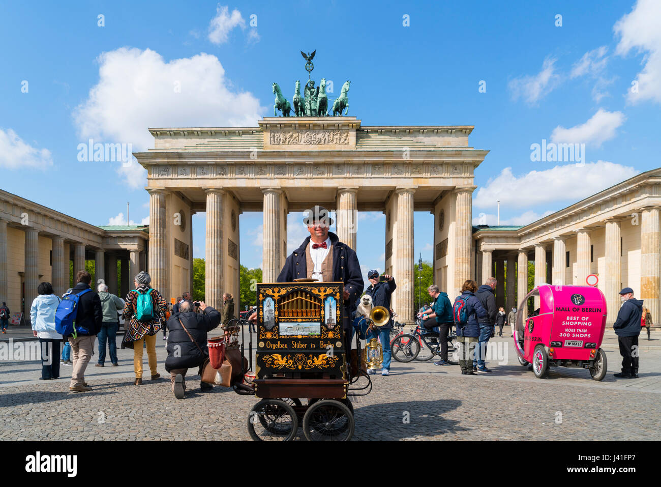 Viele Touristen am Brandenburger Tor in Berlin Deutschland Stockfoto