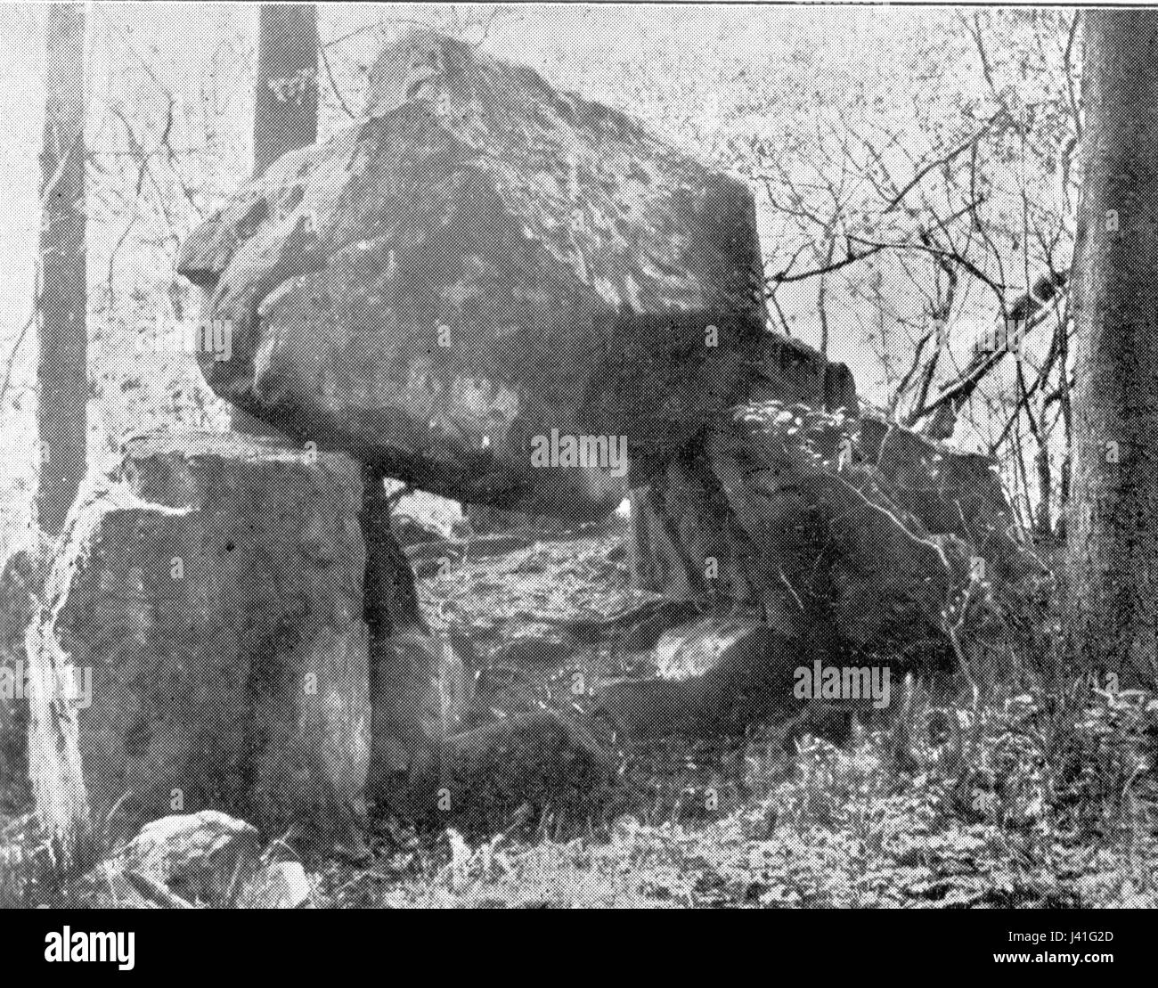 Dieser Titel bezieht sich auf einen Ort, der für seinen „Schaukelstein“ bekannt ist, eine Art von Stein, der sich bewegen oder schaukeln kann und häufig in geologischen Formationen zu finden ist. Der genaue Ort „Lugar“ ist nicht angegeben. Stockfoto