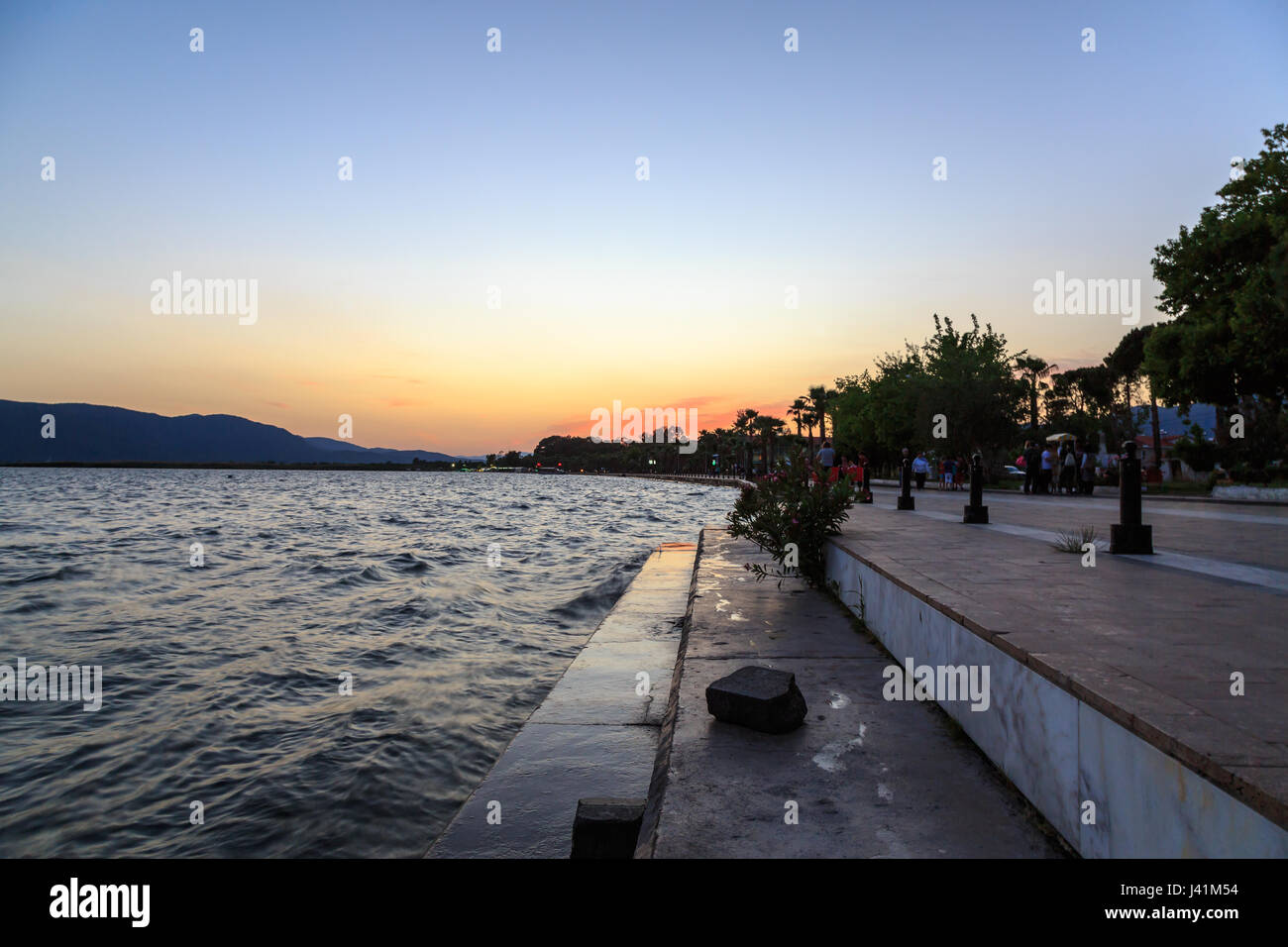 Köycegiz-See in der Nähe Koycegiz Hafen bei Sonnenuntergang Stockfoto