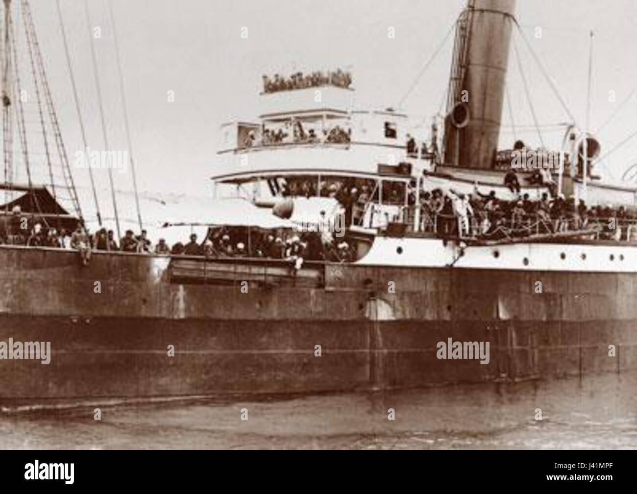 Die Komagata Maru war ein Passagierschiff, das indische Einwanderer 1914 von Hongkong nach Vancouver transportierte. Die Reise des Schiffes wurde zu einem bedeutenden Ereignis in der kanadischen Geschichte und symbolisierte die Herausforderungen der Einwanderung und Rassendiskriminierung in dieser Zeit. Stockfoto