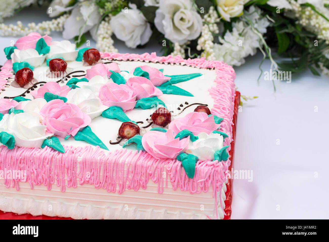 Engagement-Kuchen mit Blumenschmuck Stockfoto