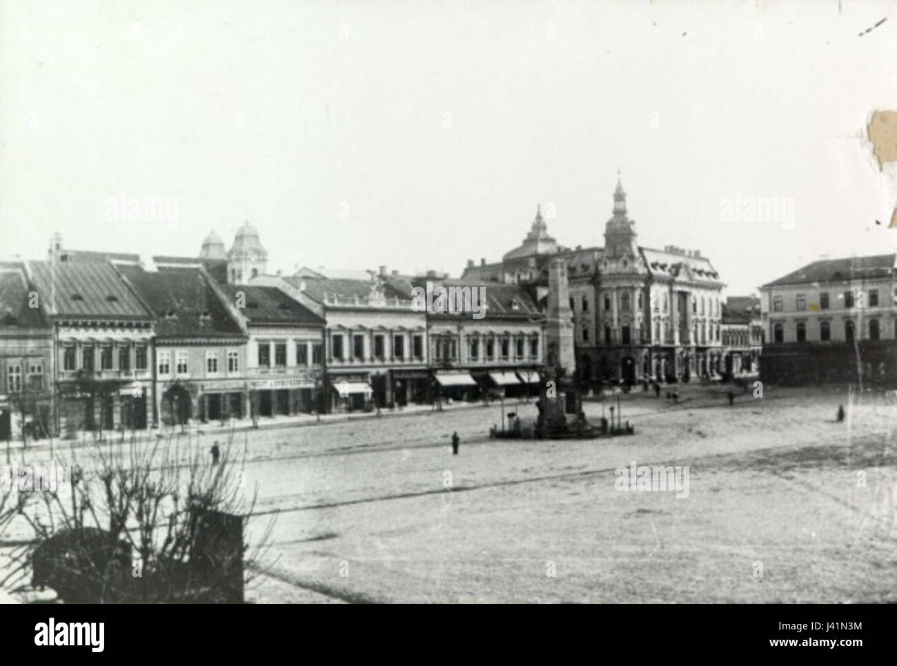 Dies ist ein Bild von KolozsvÃ¡r (Cluj-Napoca) in Siebenbürgen, datiert auf 1897. Er zeigt den zentralen Platz FÅ’ter, der ein bedeutender kultureller und politischer Mittelpunkt der Stadt war. Das historische Bild unterstreicht die Architektur und kulturelle Bedeutung der cityÂ zu dieser Zeit. Stockfoto