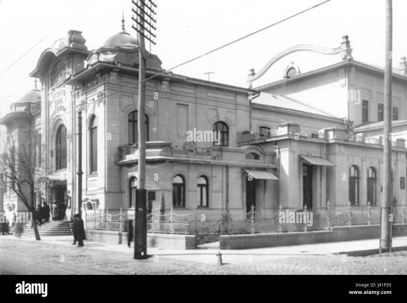 Dieses historische Foto zeigt das Mardjanishvili-Theater in Tiflis, Georgien. Das Theater ist ein bedeutendes kulturelles Wahrzeichen der Stadt, bekannt für seine Aufführungen in klassischen und modernen Theaterstücken. Stockfoto