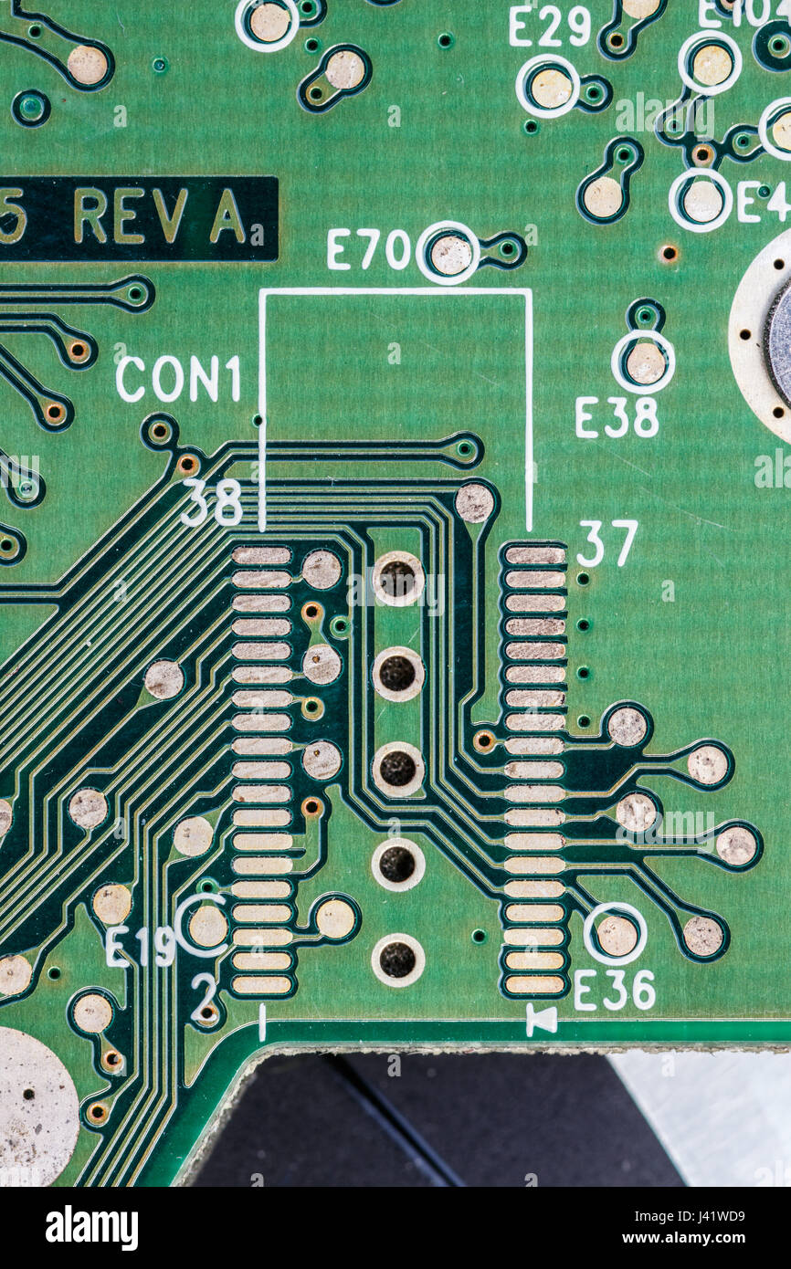 Detail einer grünen Festplatte gedrucktes Leiterplatte (PCB) mit leitfähigen Tracks und vertikale Interconnect Zugriffe (VIA). Stockfoto