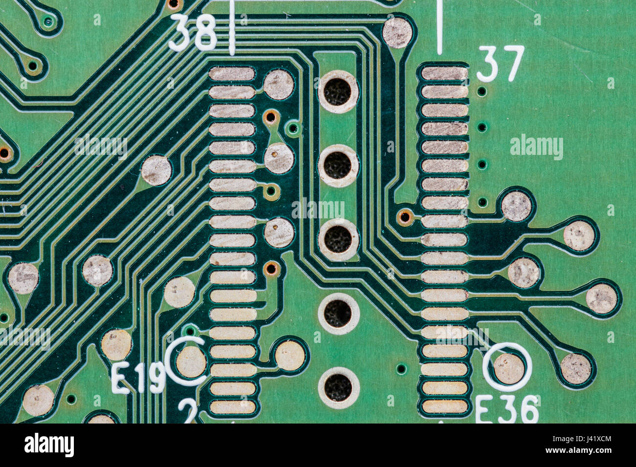 Detail einer grünen Festplatte gedrucktes Leiterplatte (PCB) mit leitfähigen Tracks und vertikale Interconnect Zugriffe (VIA). Stockfoto