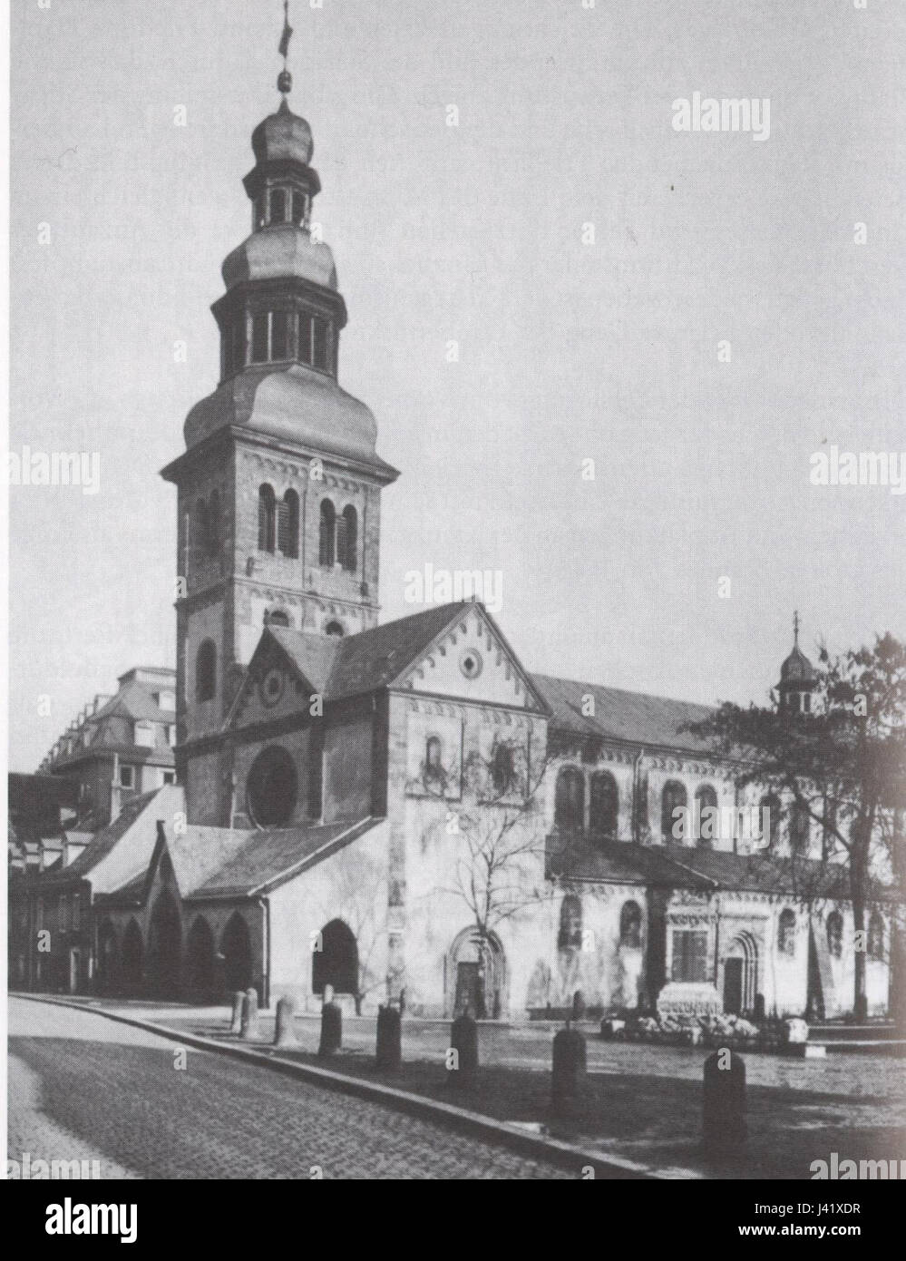 Das Martinsstift in Worms, Deutschland, ist in diesem Bild aus dem Jahr 1910 dargestellt. Das Gebäude diente als gemeinnützige Einrichtung, die die Sozialpraktiken des frühen 20. Jahrhunderts in Deutschland widerspiegelt. Stockfoto