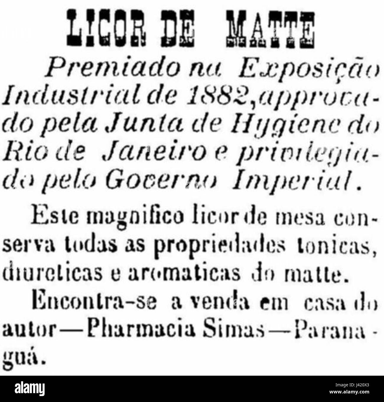 Licor de Mate ist ein traditionelles alkoholisches Getränk, das aus den Blättern der Yerba Mate-Pflanze hergestellt wird, die häufig in südamerikanischen Ländern vorkommt. Es wird typischerweise in kleinen Mengen konsumiert und ist für seinen einzigartigen Kräutergeschmack bekannt. Stockfoto