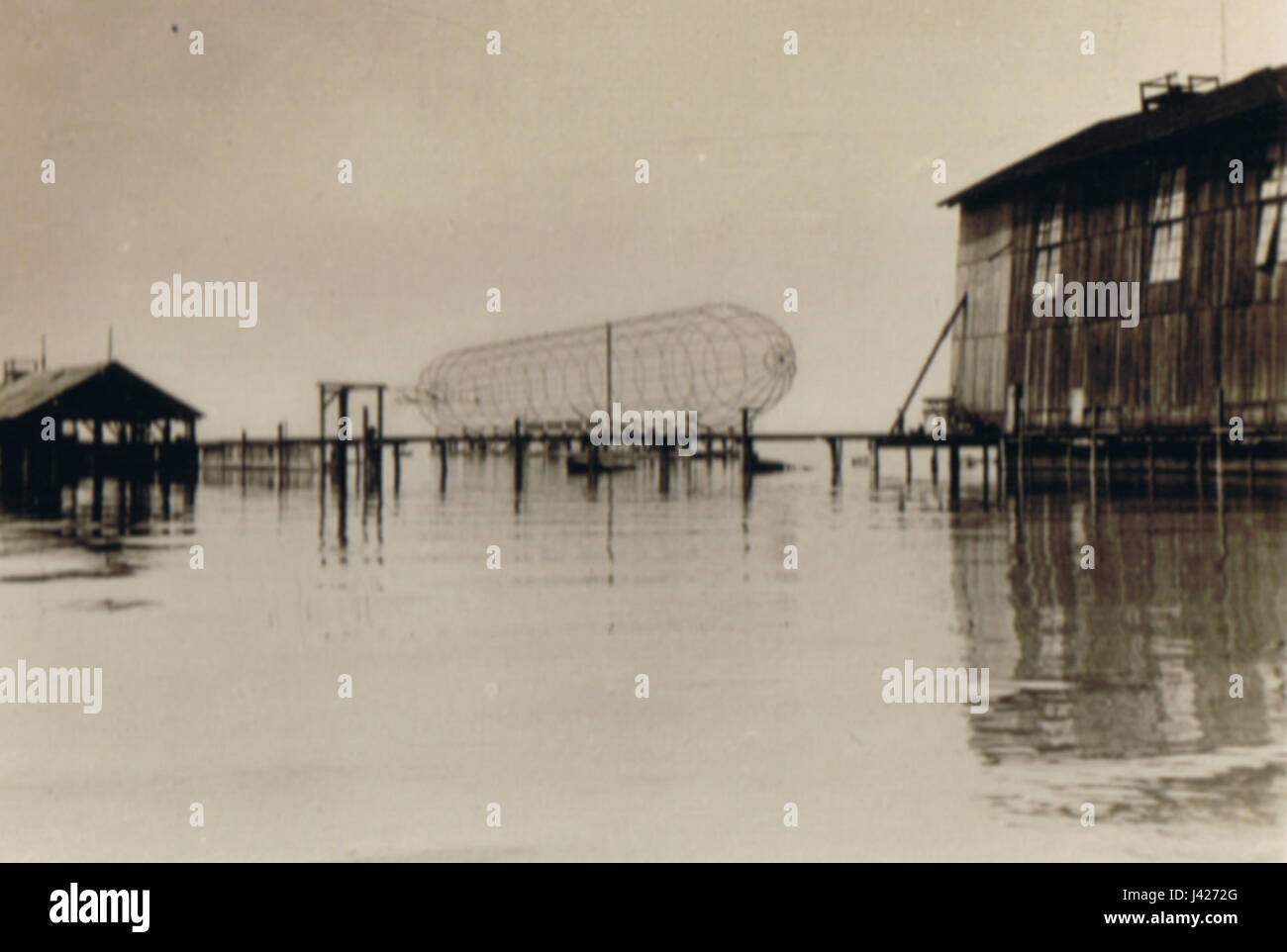 LZ 6 Bau 1909 bezieht sich auf den Bau eines deutschen Zeppelin-Luftschiffs aus dem Jahr 1909. Dieses Modell wurde während des Ersten Weltkriegs zur Aufklärung verwendet und spielte eine Schlüsselrolle in der Geschichte der militärischen Luftfahrt. Stockfoto