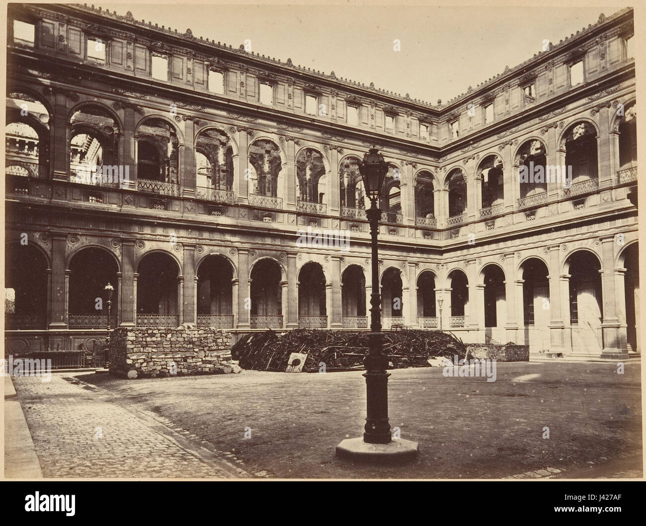 Das Buch „Les Ruines de Paris et de ses environs“ enthält 100 Fotografien, die die Ruinen von Paris und seiner Umgebung während und nach dem Deutsch-Französischen Krieg (1870–1871) dokumentieren. Es dient als historische visuelle Aufzeichnung der Zerstörung und Wiederherstellung der Stadt. Stockfoto