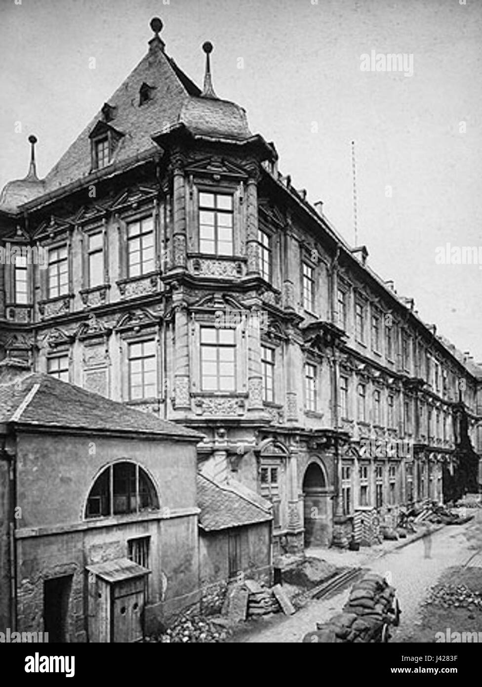 Dieser Titel bezieht sich auf ein historisches Kunstwerk oder Bild aus Mainz, das eine detaillierte Ansicht eines Schlosses aus dem Jahr 1878 zeigt. Mainz ist eine historische Stadt, und dieses Stück zeigt wahrscheinlich ihre Architektur und Kultur aus dieser Zeit. Stockfoto Dieser Titel bezieht sich auf ein historisches Kunstwerk oder Bild aus Mainz, das eine detaillierte Ansicht eines Schlosses aus dem Jahr 1878 zeigt. Mainz ist eine historische Stadt, und dieses Stück zeigt wahrscheinlich ihre Architektur und Kultur aus dieser Zeit. Stockfoto