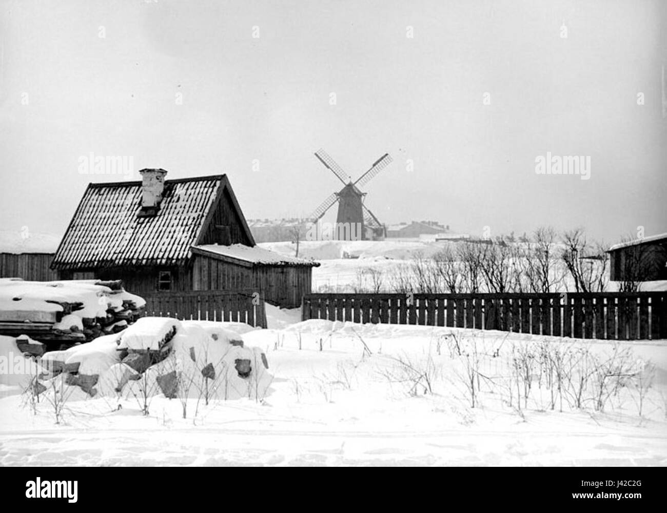 Dieses Bild zeigt den „Kvarnen Starckan“ aus dem Jahr 1890, der eine Windmühle oder eine ähnliche Struktur in der ländlichen Landschaft Schwedens zeigt und die industrielle und landwirtschaftliche Entwicklung der Zeit widerspiegelt. Stockfoto